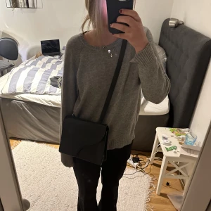 ATP väska  - Intressekoll på min super snygga ATP atelier väska! Perfekt storlek och passar till allt!  Köpt för 4500kr, som man ser på bilden har den lite slitningar då jag ramlat med den på moppen, men utöver det är den i jätte bra skick!🙁😍