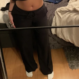 Linnebyxor  - Säljer linnebyxor från HM, byxorna har varken skador eller fläckar💕 passar även för någon som har S