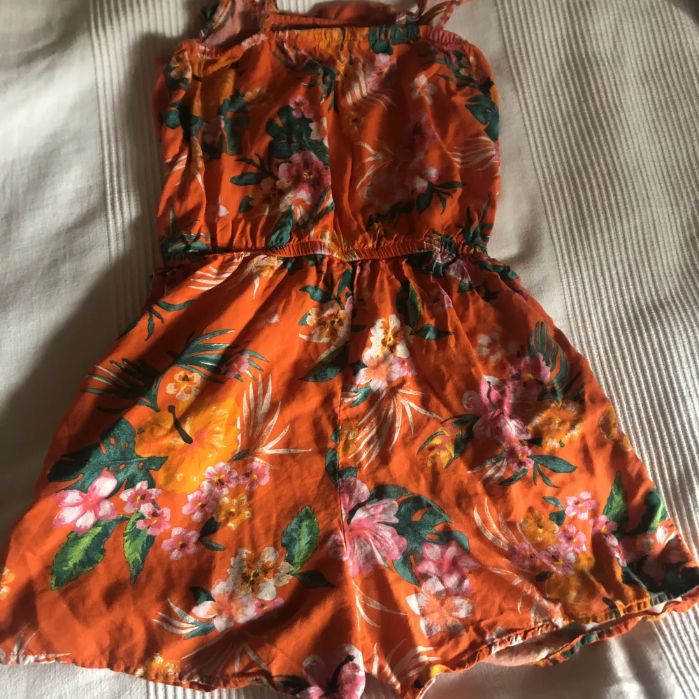 Säljer denna SHEIN shorts klänning pga att de inte används längre 🫶🏽 perfekt för sommaren. ☀️. Klänningar.