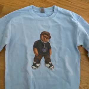 Travis Tröja - Säljer denna travis scott tröja, köpt ifrån fashion bear för 400kr nu 100kr, använd fåtal gånger och väldigt snygg!