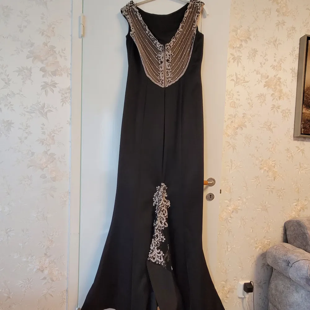 Svart klänning med Silvriga detaljer i storlek 40/42 Pris kan alltid diskuteras. Nyskick. Har haft på mig den bara en gång. Klänningar.