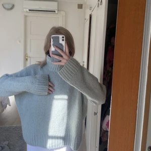 stickad tröja  - ljusgrön stickad tröja med krage. oversize fit. nypris 500.