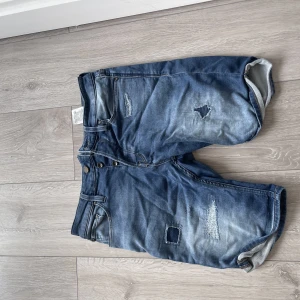 Jeansskjorta - Slitna jeansskjorts, regular fit. 