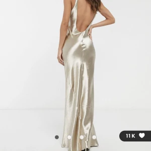 Balklänning - Guldig balklänning från asos med låg rygg, klänningen är slutsåld på asos. Köptes här på plick med den var tyvärr för stor och lång på mig som är 159💗💗💗
