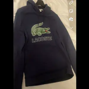 Lacoste hoodie Skick 10/10 Storlek s men passar m bra med