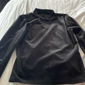 Svart tröja - Svart långärmad tröja i sammets material storlek: s