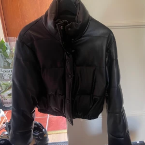 Tjock skinnjacka - Skriv om du är intresserad så kan vi diskutera pris, frakt och så vidare😊 Bara att skriva om du vill ha fler bilder 