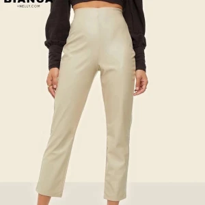 Skinnbyxa Bianca x nelly - Beige skinnbyxa från Bianca x Nelly kollektionen. Oanvända med prislapp kvar💕