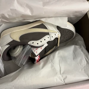 Jordans Reverse mocha - Jordans reverse mocha Travis Scott. Helt nya i orginal låda, ej testade. Kvitto finns, kan mötas upp i stockholm eller frakta.
