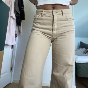 Beiga jeans - Högmidjade vida jeans från monki <3 mycket bra skick! 