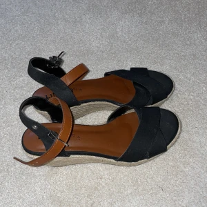 Linear klackar storlek 38 - Säljer dessa fina somriga klackar från Linear. Storlek 38. Väldigt bekväma och bra uppbyggda så de är lätta att gå i. Säljer för 80kr+frakt.