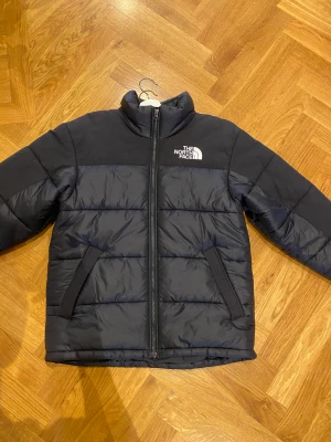 The North Face Jacka - Nu säljer jag min snygga north face jacka. Jackan är nästan aldrig använd. Rensar garderoben och vill bli av med allt, där av priset👊 Köpare står för frakt.