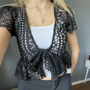 Topp - Säljer denna snygga toppen ( den svarta)💕❤️