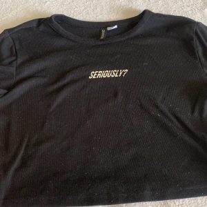 Croptop  - Inte ny och den är använd men den är i bra skick och sitter fint.