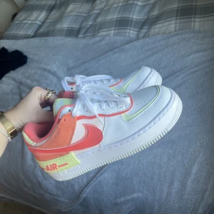 Air force 1 shadow sneakers  - Säljer ett par snygga airforce!!💓 Storlek 38,5. Aldrig använt dom då dom inte kommit till användning och försmå nu. 