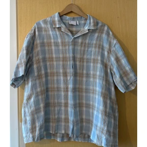 Oversized tygskjorta  - Oversized skjorta från Asos i storlek M