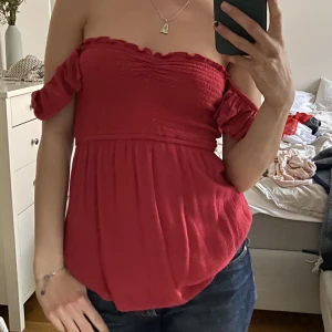 Topp - Säljer denna snygga topp från Hollister. Knappt använd!