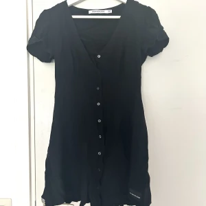 Klänning - Säljer denna fina klänning ifrån Calvin Klein i storlek XS för 150 kr. Köparen står för frakten och betalningen sker via swish💕