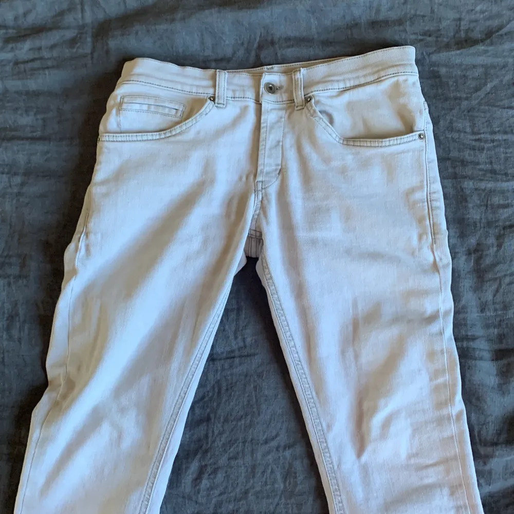 Säljer nu mina jättesköna dondup jeans i modellen george. Skicket på dem är 9/10 förutom att sömmen vid höger ficka har lossnat lite men det är inget man fokuserar på. Nypris är runt 3000 kr. Saknar kvitto, därav priset. Hör av er vid frågor eller annat.. Jeans & Byxor.