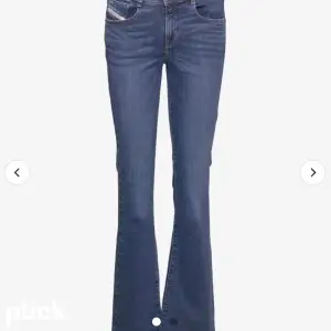 Ett par super snygga och trendiga mörkblå jeans!! Sitter som strl 34 i bra skick❤️❤️