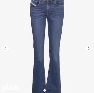 Diesel jeans  - Ett par super snygga och trendiga mörkblå jeans!! Sitter som strl 34 i bra skick❤️❤️