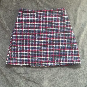 Fin kjol från MONKI i strlk 34. Inga defekter, säljer för att den är för liten. Ganska tjockt material.
