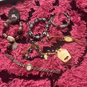 Här säljer ja lite av mina smycken som är trendiga nu!