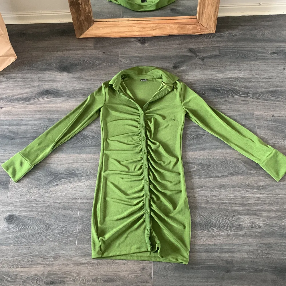 Grön långärmad klänning från Gina Tricot.  Strl S.. Klänningar.