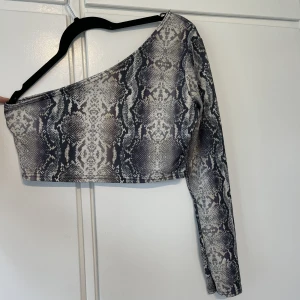 Enarmad topp - Enarmad topp från parisian. Skulle uppskatta storleken till s/m. Endast testad. 45 kr + frakt 🥰