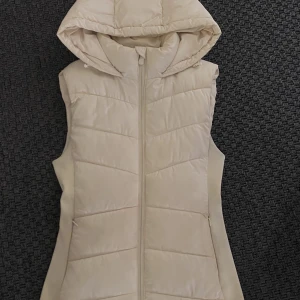 Zara väst  - Använda ett par gånger. Säljer pågrund av att storleken inte passar mig riktigt. 