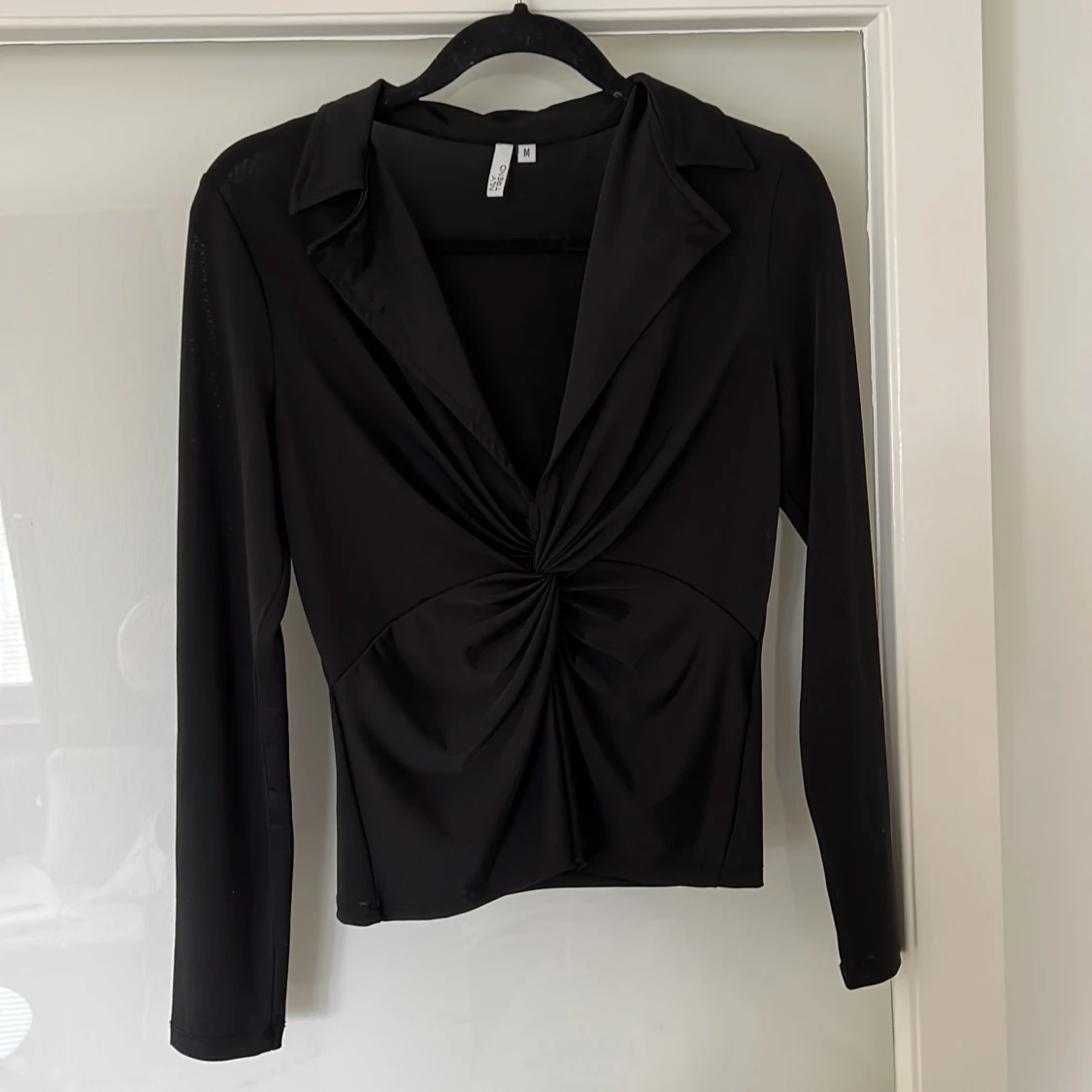 Snygg svart festtopp 