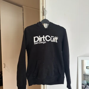 Dirtcult  - Hoodie från dirtcult i storlek S 