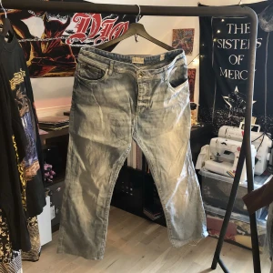Baggy byxor - dessa är min farbrors gamla jeans, dom är stora men inte så långa i benen, på mig passade dom inte :( tänkte slakta dom till en väska eller jeanskjol, men ska testa sälja först🤝