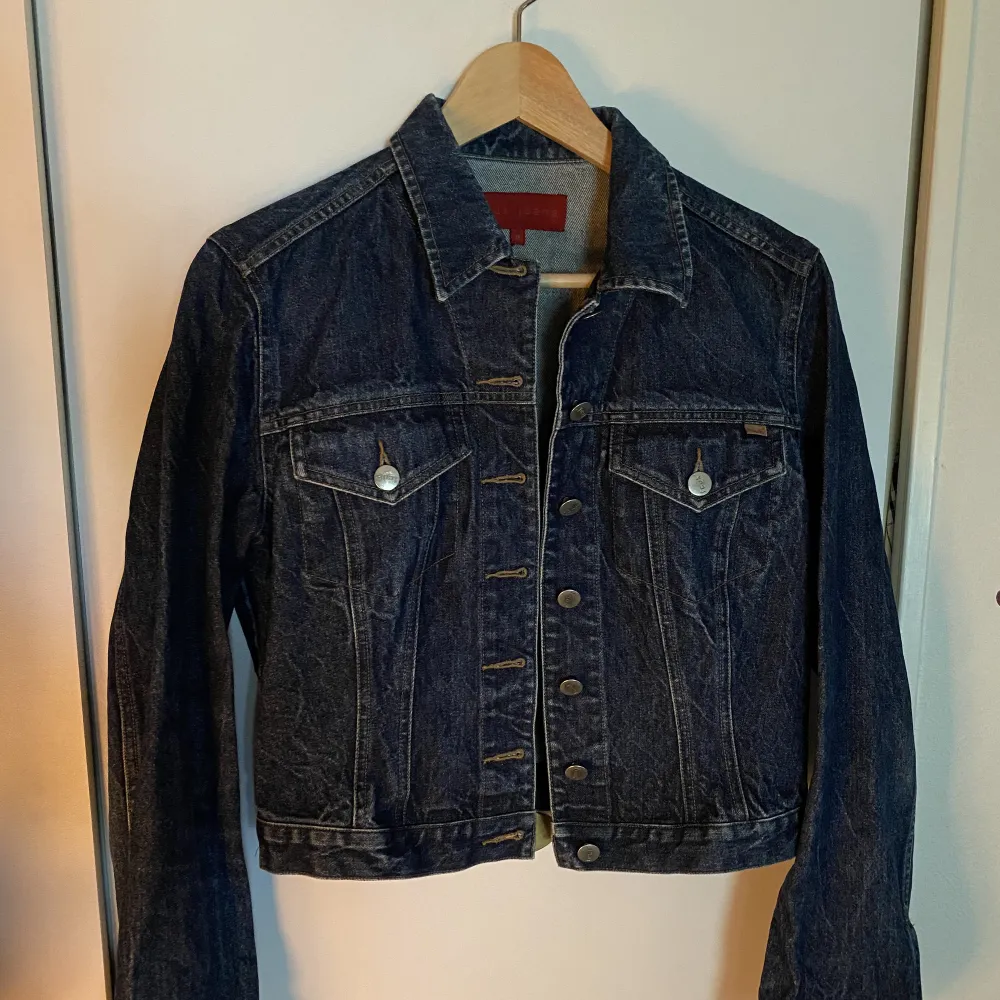 Äkta 90s- vintage jeansjacka från FCUK med självlysande tryck! Köpt på Etsy genom budkrig lol. Trycket lyser i mörker efter det utsats för ljus. Jackan är helt ren och hel. Bjuder på frakten. . Jackor.