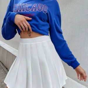 Kjol - Vit kjol med dragkedja på sidan. Använt ett fåtal gånger. 