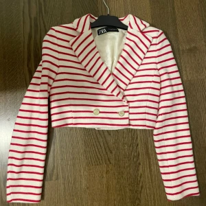 Croppad Blazer - Croppad blazer från Zara. Jag säljer den eftersom den inte är min stil, oanvänd. 