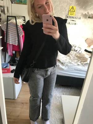 Low waist jeans - Gråa super snygga low waist, som är i storlek XL men jag själv har M i byxor så passar S-M skulle jag säga  Förkorta då jag är 180 