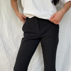 Svarta kostymbyxor 🖤 - Älskar dessa men lite för små för mig (min kompis på bilden 165 cm)!!! Sitter supersnyggt! Sparsamt använda🕺🖤