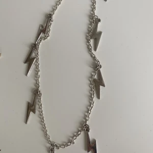 Halsband - De är ifrån olika ställen. Men de guldiga är ifrån Gina. Alla för 20kr. En för 10kr