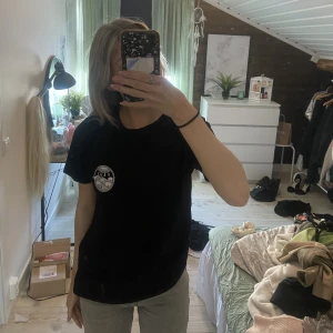 Svart t-shirt med tryck - Svart t-shirt med tryck fram och bak, storlek M tror jag.