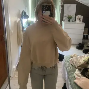 Basic beige sweatshirt från lager 157 i storlek S. Använder aldrig då jag inte gillar färgen till mitt hår🙃