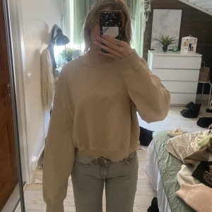 Beige sweatshirt  - Basic beige sweatshirt från lager 157 i storlek S. Använder aldrig då jag inte gillar färgen till mitt hår🙃