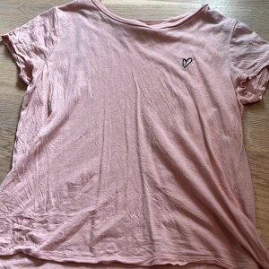 T-shirt - Säljer i bra skick. Har använt runt 5 gånger.