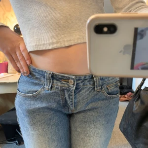Lowwaist jeans  - Säljer dessa superfina ljusa low waist jeansen. Jag är 170, skriv privat för måtten 🌸