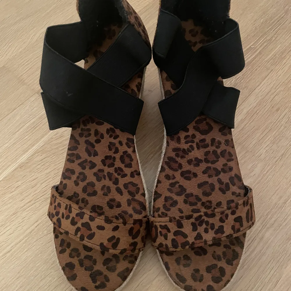 Leopard mönstrade skor med kilklack! Stl 38 med 8cm klack💕 helt oanvända. Skor.