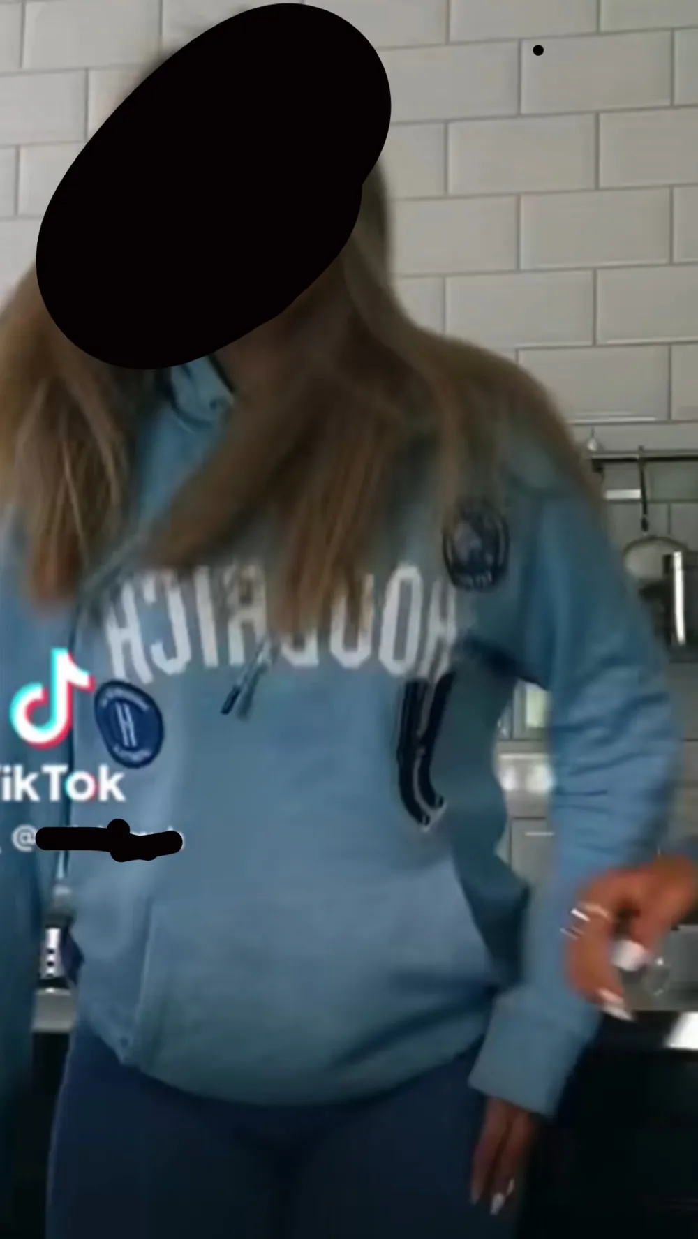 Säljer min blåa hoodrich tröja i strl M, som jag köpte i sommras. Inte jätte använd. . Hoodies.