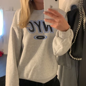 Sweatshirt hm - Säljer denna sweatshirt från hm då den ej kommer användning, storlek s i bra skick!