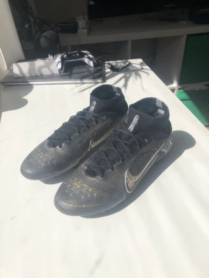 Nike Fotbollsskor  - Nike mercurial Superfly 8.         Lite slitna men går väldigt lätt att fixa                                        Storlek 44 med påse