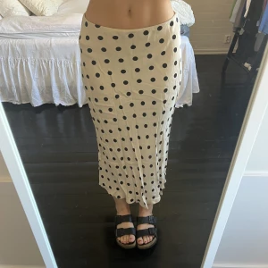 Prickig kuol - säljer denna prickiga kjol. Den är champagnefärgad med svarta prickar!