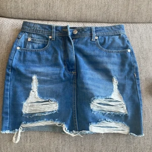 Jeanskjol - Kortare jeanskjol som är från jfr eller chicelle, jättefin men blivit för lite 